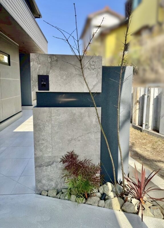 ～お洒落な門柱が主役 新築外構～